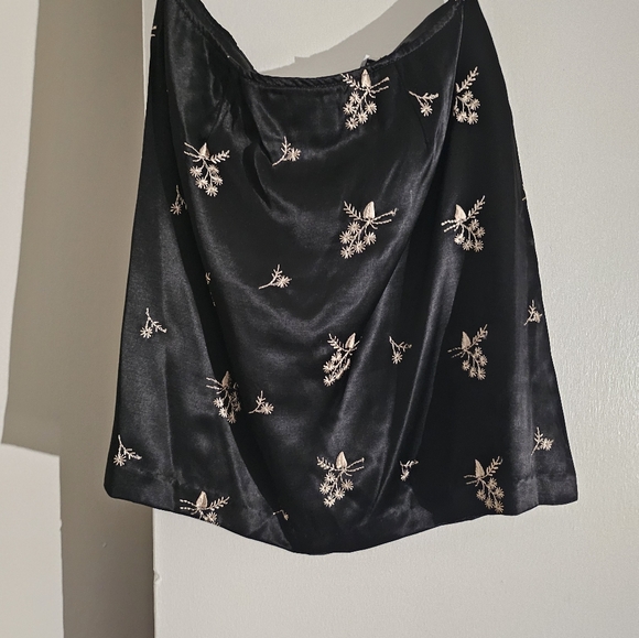Black silky embroidered mini skirt - Picture 3 of 6